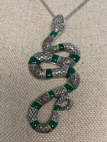 Pingente Serpente em prata 925, jade verde e marcassitas