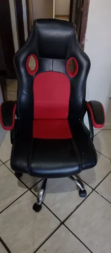 Cadeira de game giratória e acento reclinável preta e vermelha 
