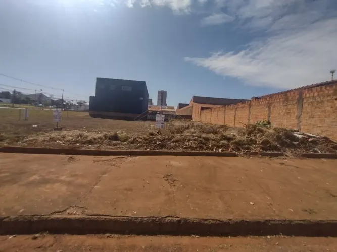 Venda de Terreno / Padrão na cidade de Araraquara