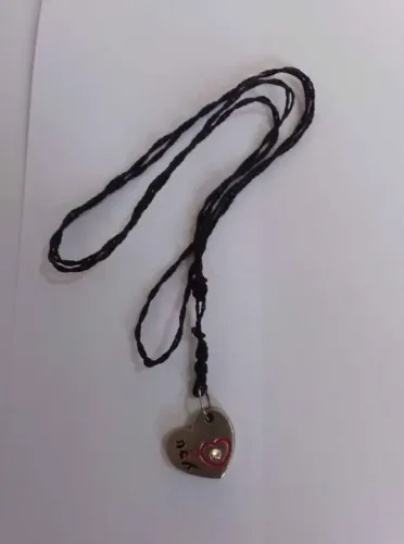 Colar de cordão com pingente coração