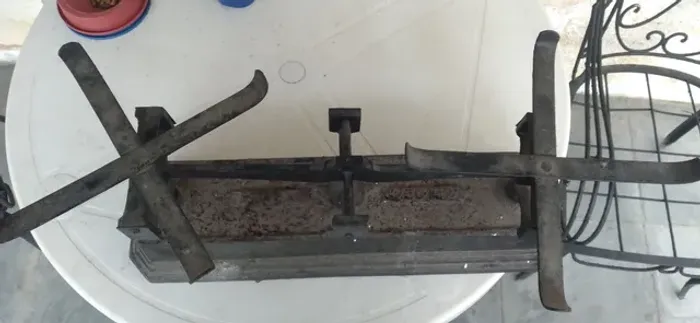 Balança antiga de dois pratos funcionando 