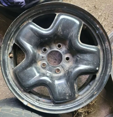 Roda ferro Renegade aro16 seminova em até 10x de R$23,00 no cartão de crédito
