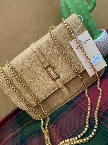 Linda bolsa de ombro/transversal em couro sintético com corrente