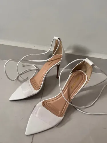 Sandália salto fino