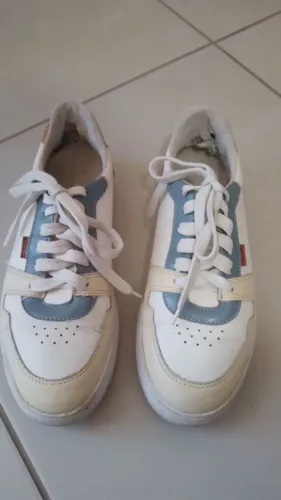 Tênis Branco com Detalhes em Azul e Bege