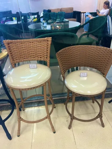 Banqueta com encosto largo.