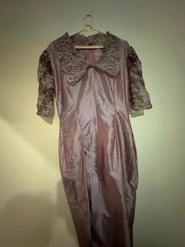 Vestido Longo Elegante com Detalhes em Renda