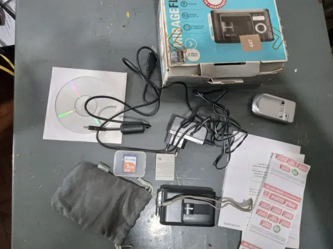 Câmera digital completa com todos os acessórios.