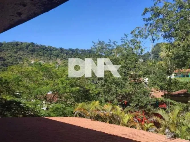 Casa de rua - / Residencial / Jardim Botânico