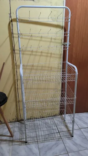 EXPOSITOR ARARA COM CESTO E GANCHO PARA ROUPAS