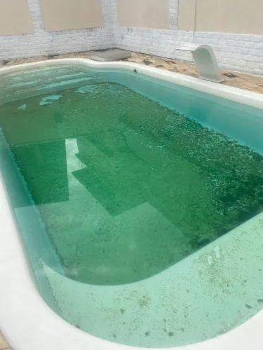 Limpa-se piscina 