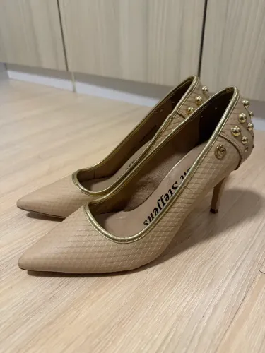 Scarpin Carmen Steffens de Couro com Rebites - Nude com Dourado - Salto 8cm