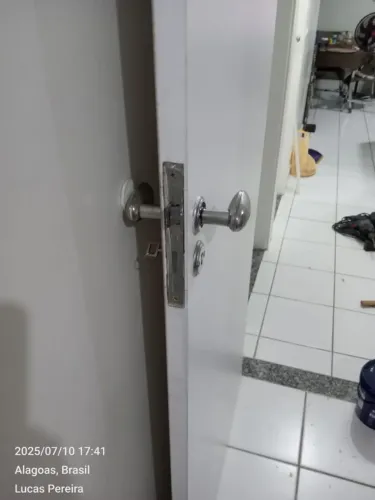 Serviços de instalação de portas.