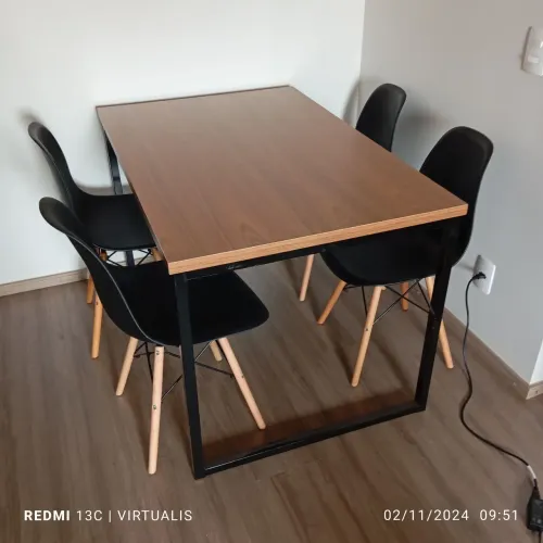 Mesa de Jantar com Tampo Amadeirado e Base de Ferro