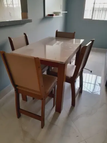 Mesa de Jantar em Madeira com 4 Cadeiras