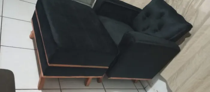 poltrona com puff detalhes em madeira