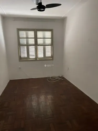 Apartamento 2 dormitórios, peças amplas, 1 andar, no Menino Deus