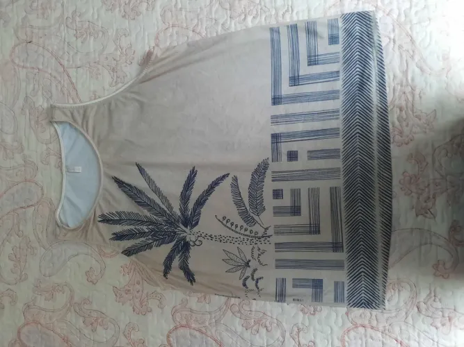 Blusa lez a lez leve com estampa de folhagens