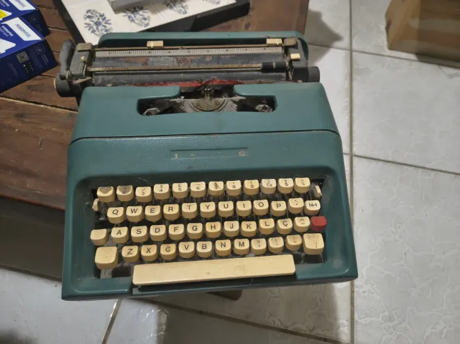 Máquina de datilografia antiga perfeita