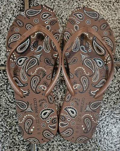 Chinelo de Dedo Marrom Paisley Brizza Arezzo