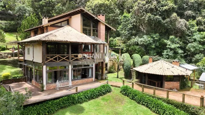 Casa em Estilo de Sítio em Condomínio Fechado na Região da Pedra do Fogo