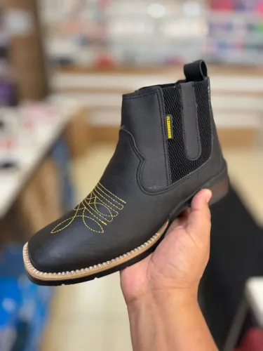 Bota Masculino Preto com Detalhes Amarelos