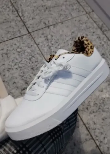 Tênis Adidas com detalhe animal print Novo comprado na Netshoes 
