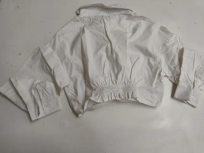 Blusa branca cropped feminina