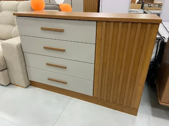 Cômoda com Porta Ripada em MDF, Puxadores Modernos e Kit de Pés