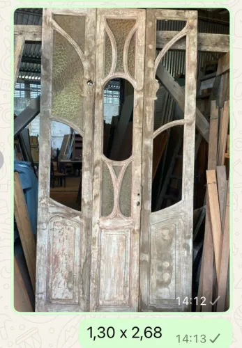 Maravilhosa porta centenária de madeira de lei