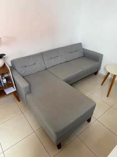 Sofá 3 Lugares Living com Chaise Esquerdo Pés e Base em Madeira Linho Cotton Cinza