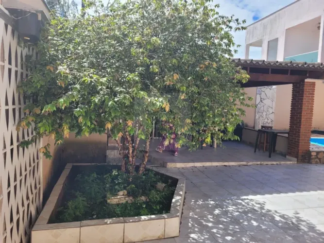 Casa para locação e venda no bairro Jardim Canaã.
