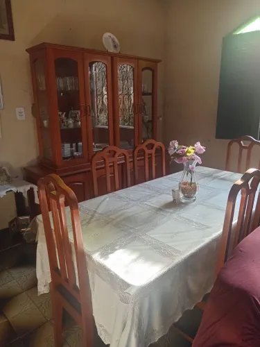 Vendo mesa de madeira de 6 lugares c tampa central de vidro + armário cristaleira 