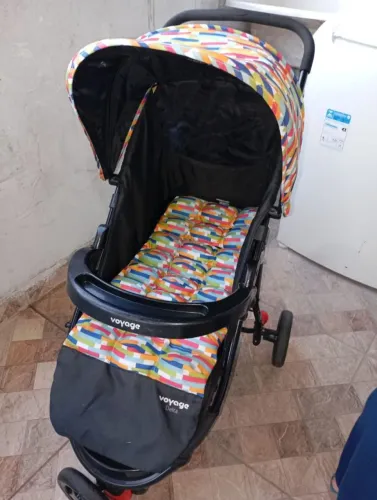 Carrinho de Bebê Voyage Delta 3 Rodas Colorido - Seminovo com Cesto Amplo