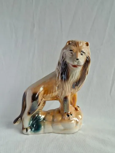 Escultura antiga de leão em porcelana anos 80