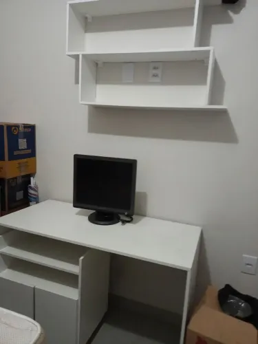 Mesa prateleira armário e monitor