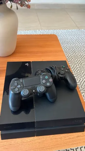 PS4 Standard 500gb + 2 controles 