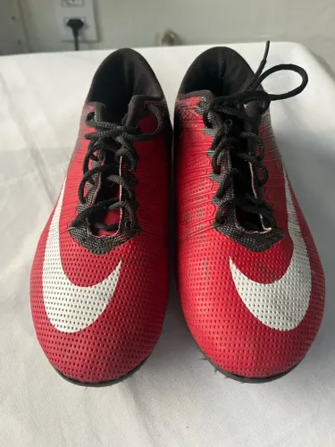 Chuteira da Nike n. 38.