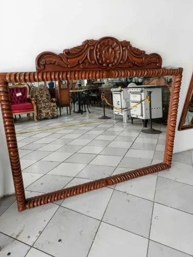 Espelho de parede antigo em madeira entalhada