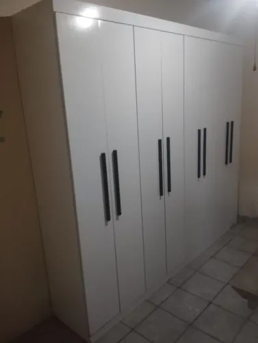 Guarda roupa 8 portas semi novo só um detalhe no video