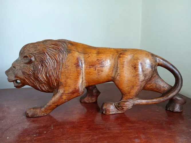 Escultura antiga leão