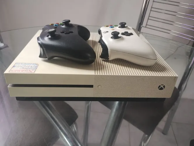 Xbox one c/ defeito e 2 controles