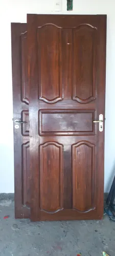 2 Portas de madeira de lei