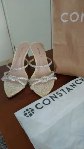 Sandália Constance com detalhes em brilhos bege/palha