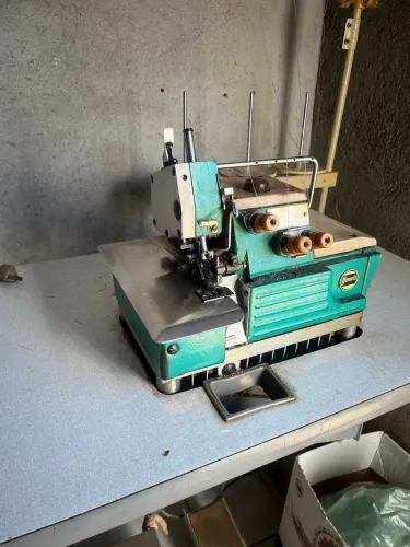 Máquina de costurar overloque e pico