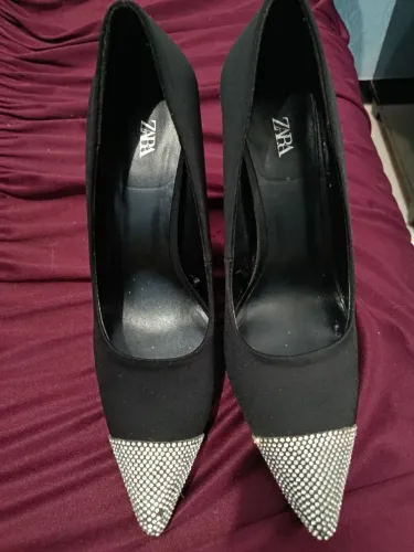 Scarpin Zara Preto com Ponta Cravejada em Strass/Brilho