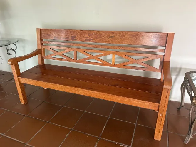 Sofá em Madeira Maciça 