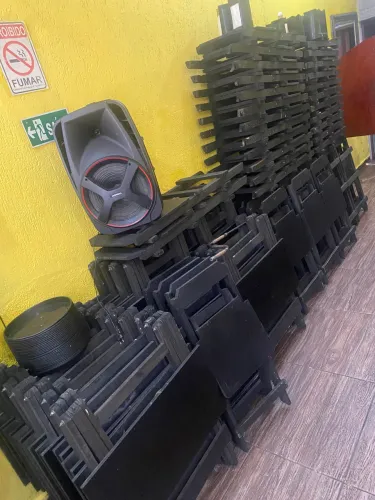 Mesa e cadeiras dobrável bar e restaurante usada / aceito cartão ?