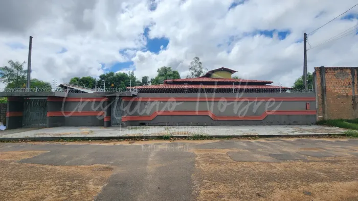 Vende uma ampla Residência no Bairro Equatorial