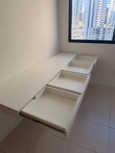 Mesa Bancada Suspensa para Estudo / Home Office Branca com 4 Gavetas (~1,80m)